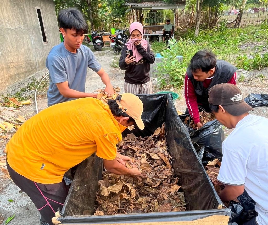 Pemuda Beka Olah Limbah Organik Jadi Kompos untuk Menjaga Hutan Ranjuri